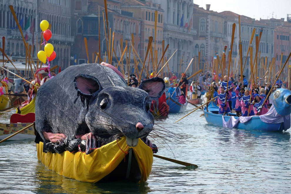 Грандиозный карнавал на улицах Венеции