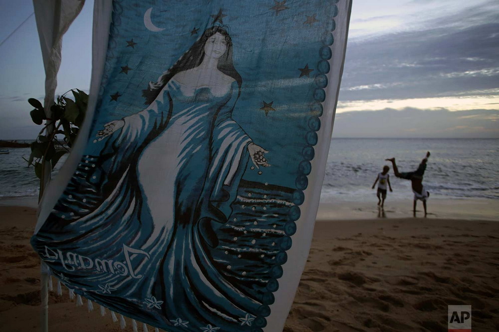 Бразильцы вручили подношения богине моря