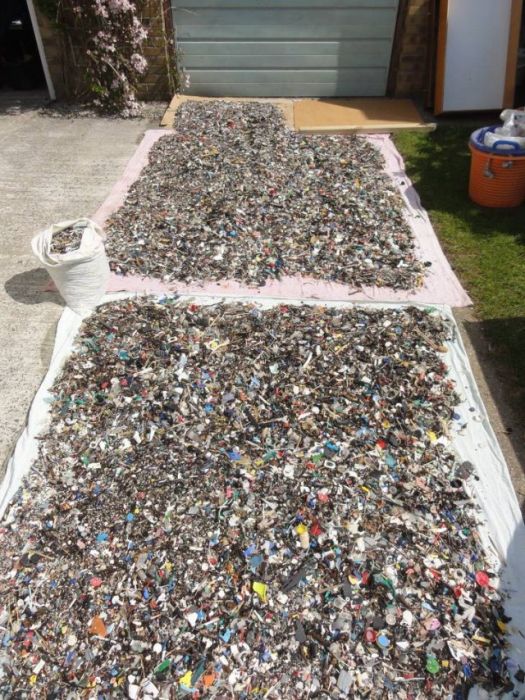 Рассортированный мусор с британского пляжа