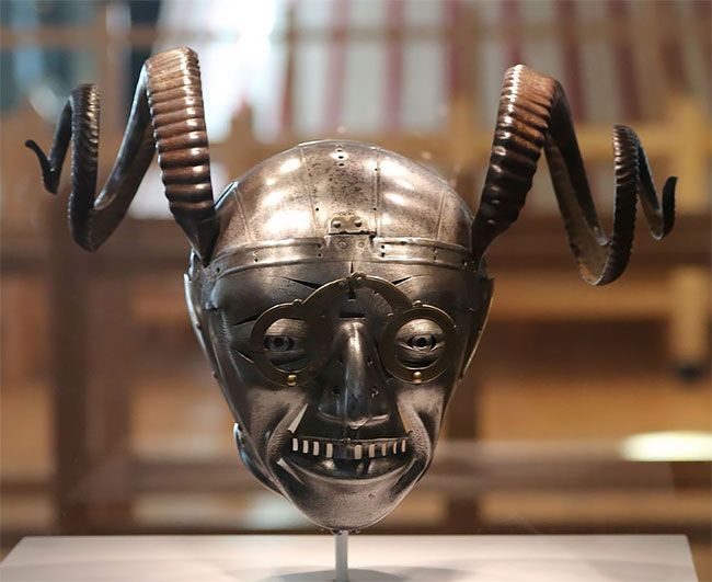 Рогатый шлем короля Генриха VIII с очками и щетиной
