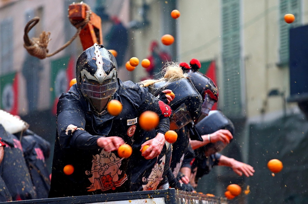 Апельсиновое сражение в итальянском городке