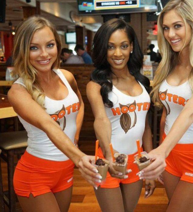 Симпатичные девушки из ресторана HOOTERS