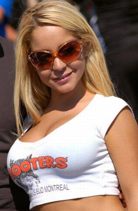 Симпатичные девушки из ресторана HOOTERS