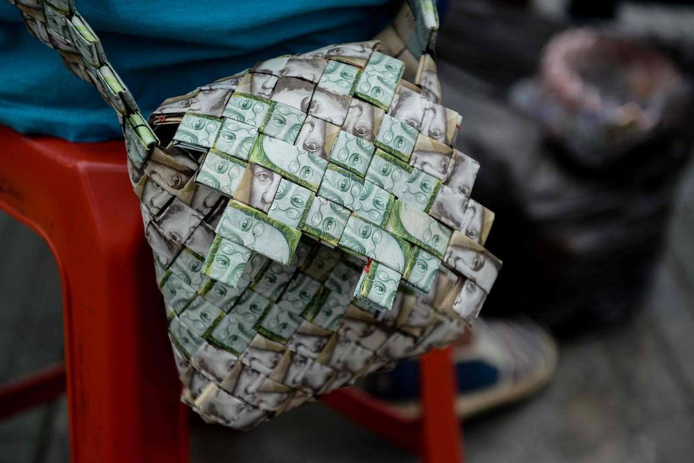 В Венесуэле из денег плетут поделки и продают