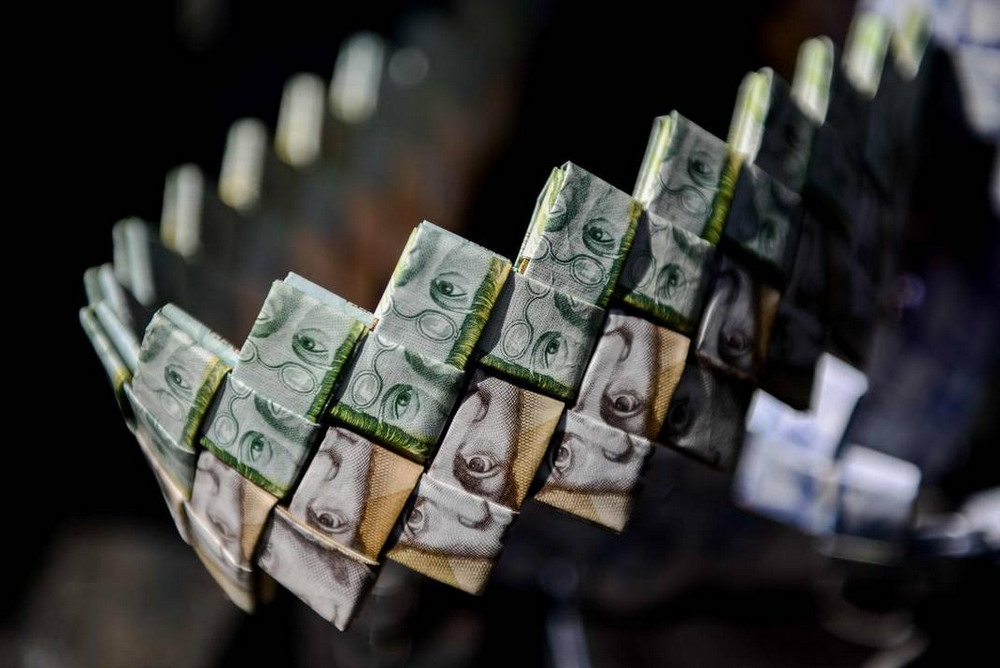 В Венесуэле из денег плетут поделки и продают