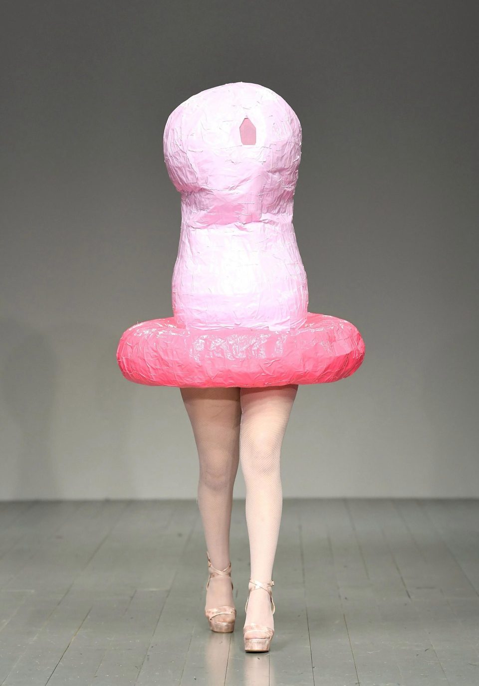 Платья-презервативы и одежда из матрасов на Неделе моды в Лондоне