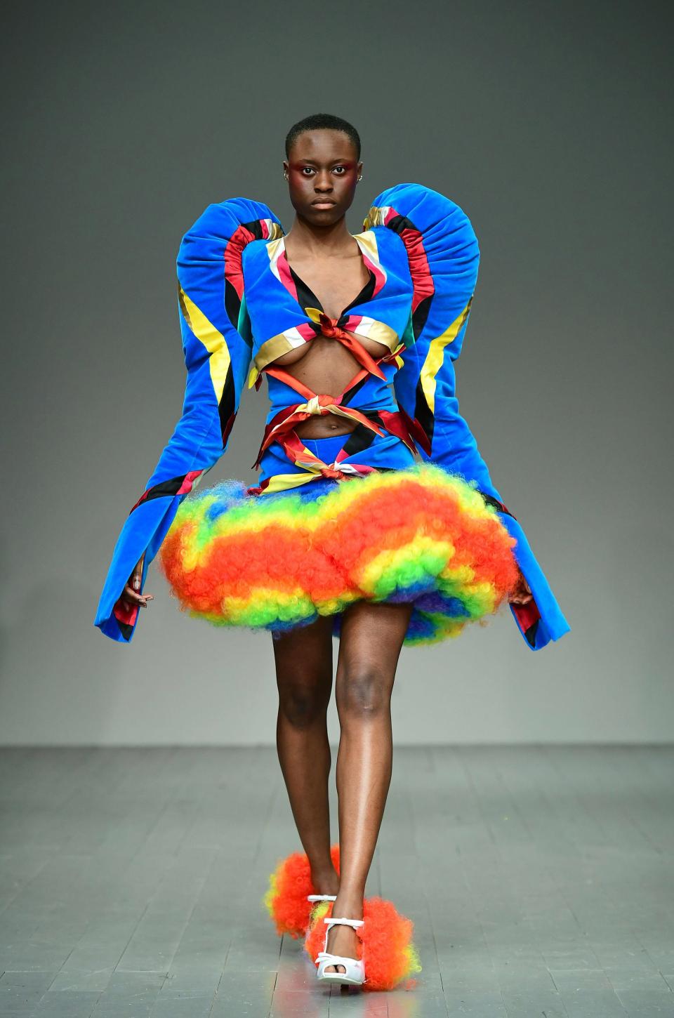 Платья-презервативы и одежда из матрасов на Неделе моды в Лондоне