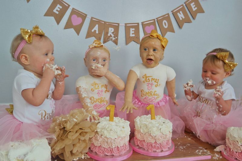 Британка испекла торты в виде дочерей-двойняшек