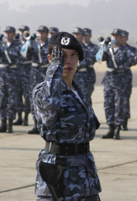 Красивые девушки-военнослужащие