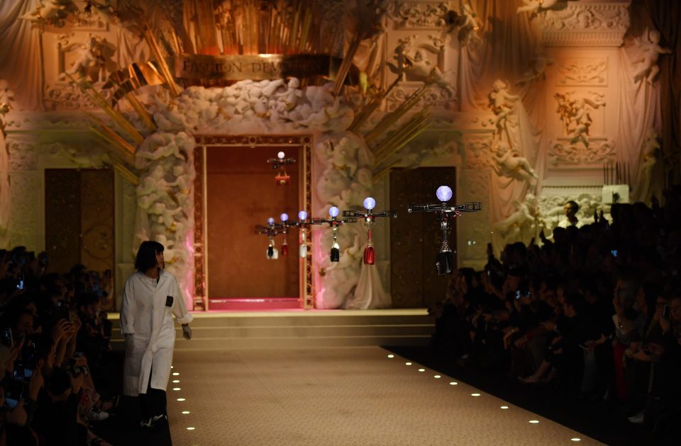 На показе мод дроны демонстрировали сумки Dolce &amp; Gabbana