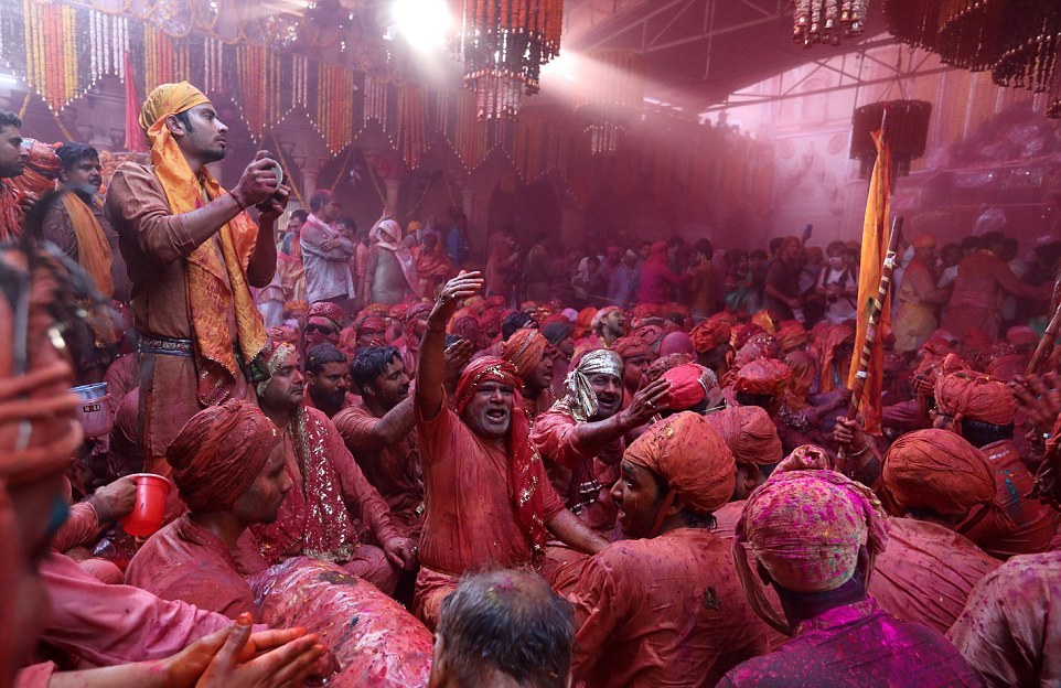 Праздник Латмар Холи в Индии