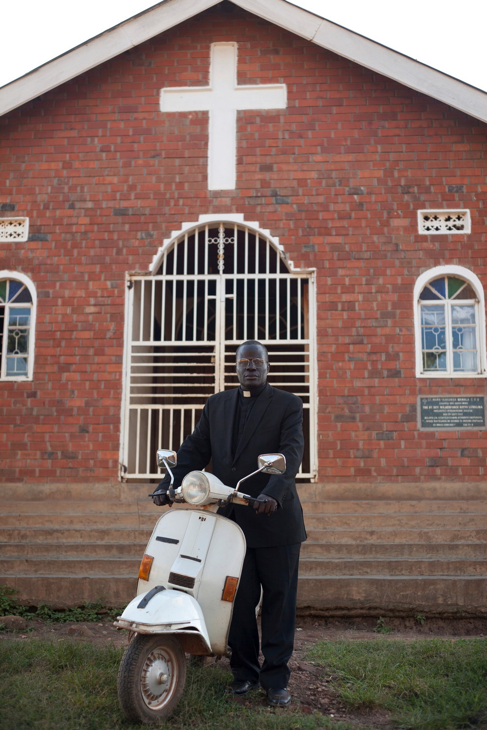 Клуб любителей мотороллеров Vespa в Уганде