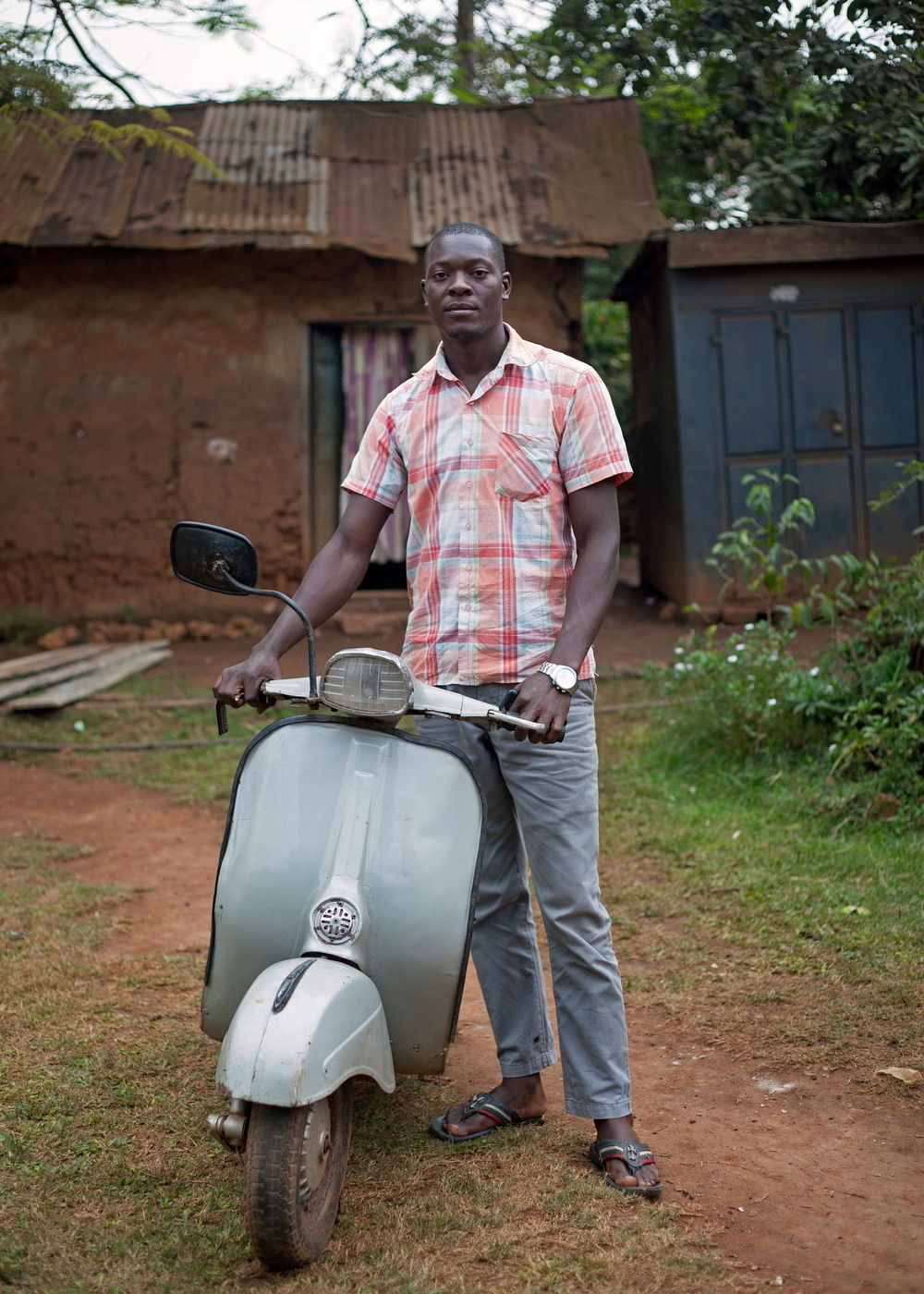 Клуб любителей мотороллеров Vespa в Уганде