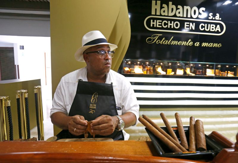 На фабрике по производству кубинских сигар