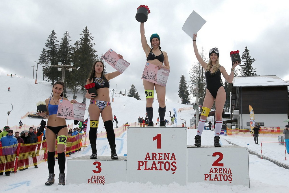 Соревнования по спуску с горы в бикини в Румынии