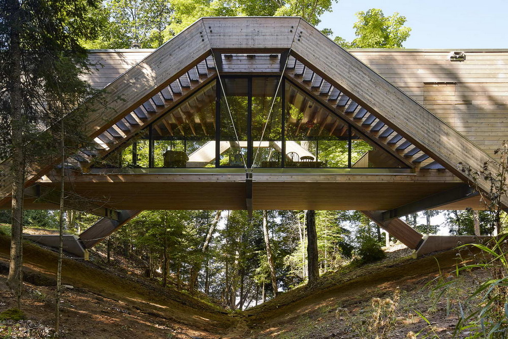 Эффектный дом-мост в канадском лесу