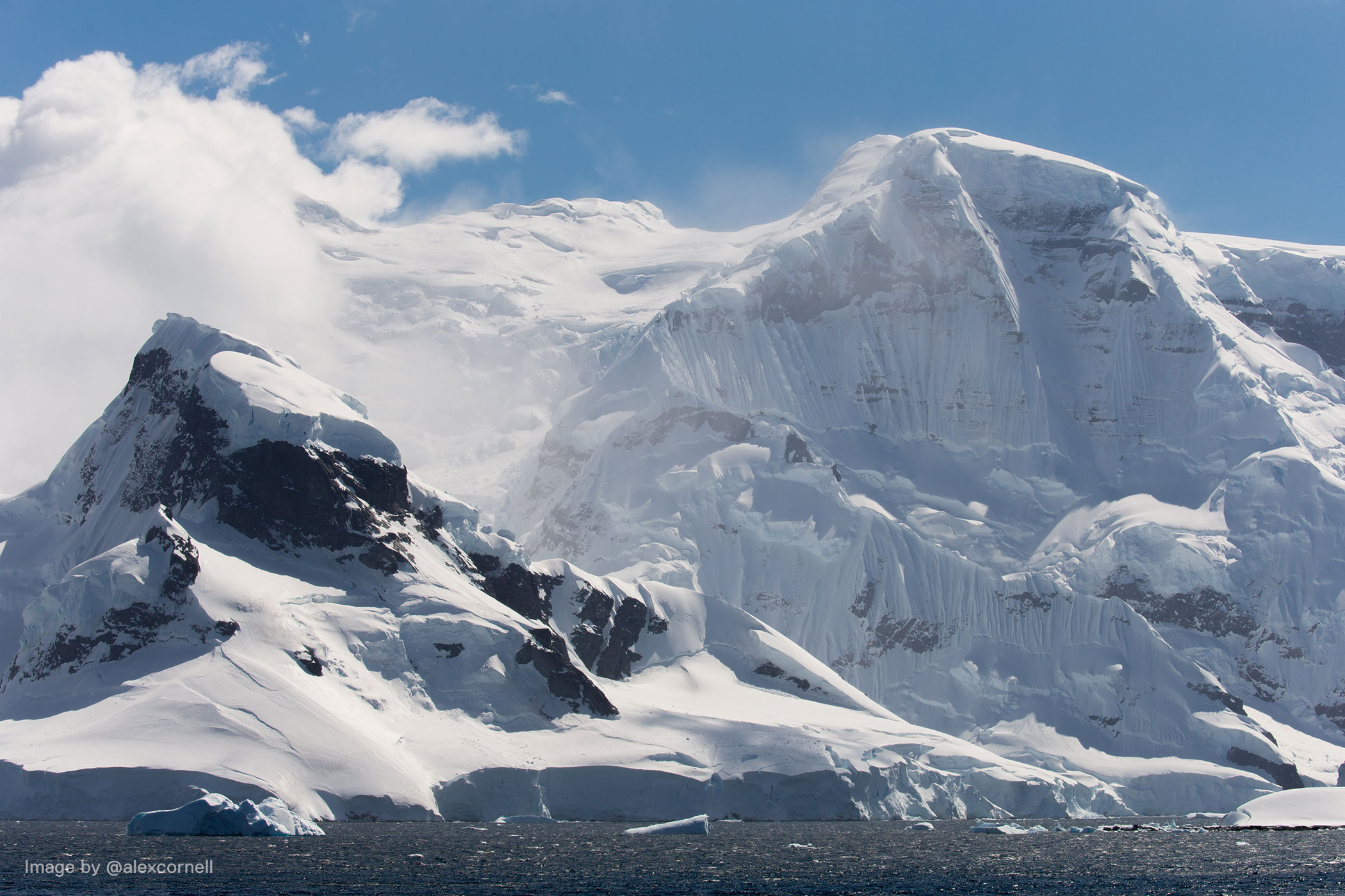 Синие айсберги в фотографиях Алекса Корнелла