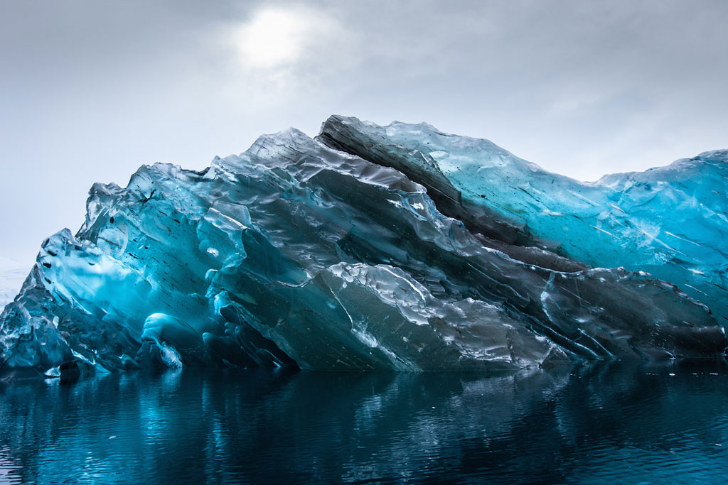 Синие айсберги в фотографиях Алекса Корнелла