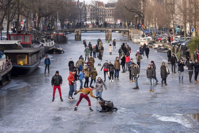 В Амстердаме можно кататься по каналам на коньках