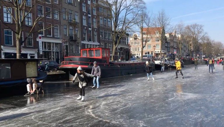 В Амстердаме можно кататься по каналам на коньках
