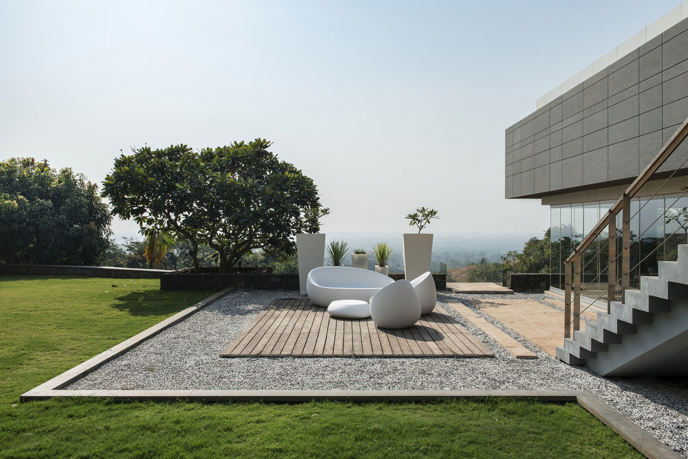 Модернистский дом с бассейном на крыше в Индии