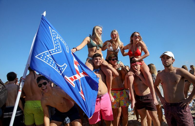 Тысячи пьяных студентов устроили вакханалию на пляжах