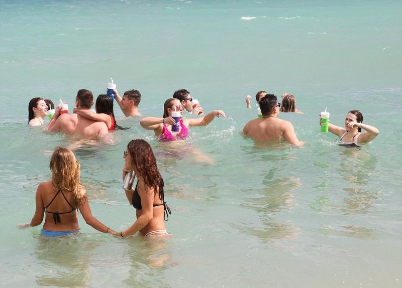 Тысячи пьяных студентов устроили вакханалию на пляжах