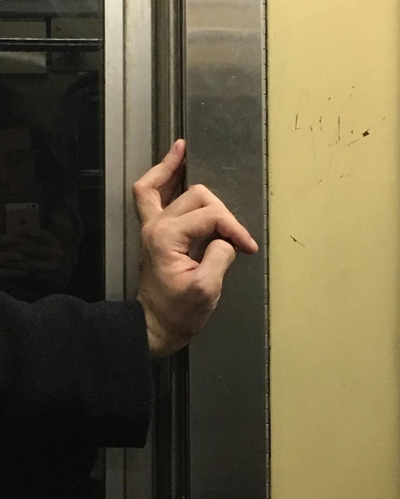 Причудливые руки пассажиров метро в Instagram