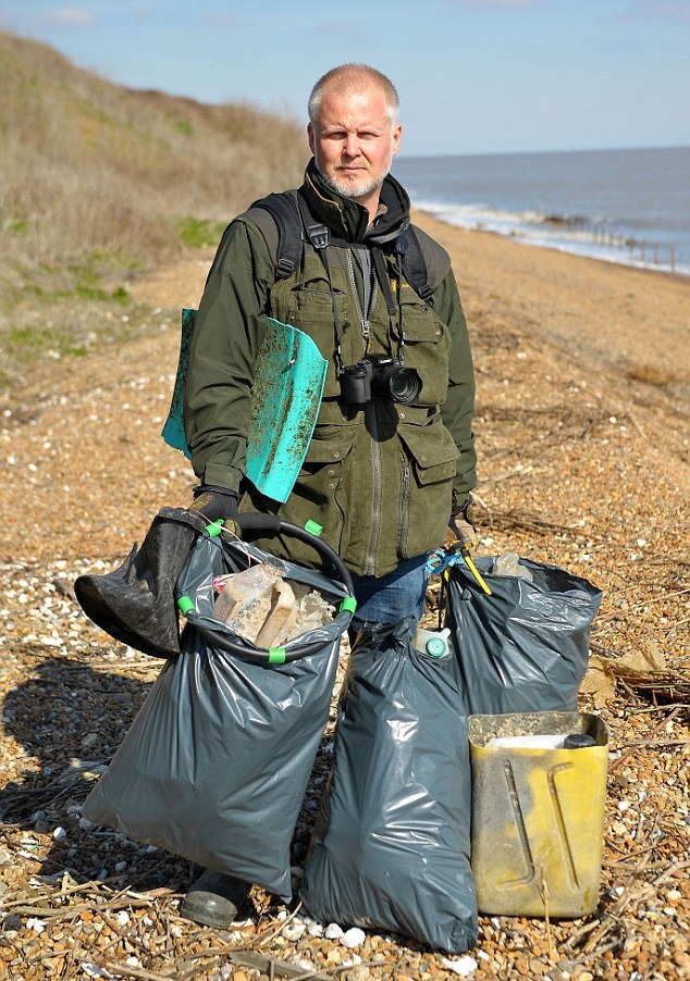 Британец каждую неделю собирает по три мешка мусора на пляже