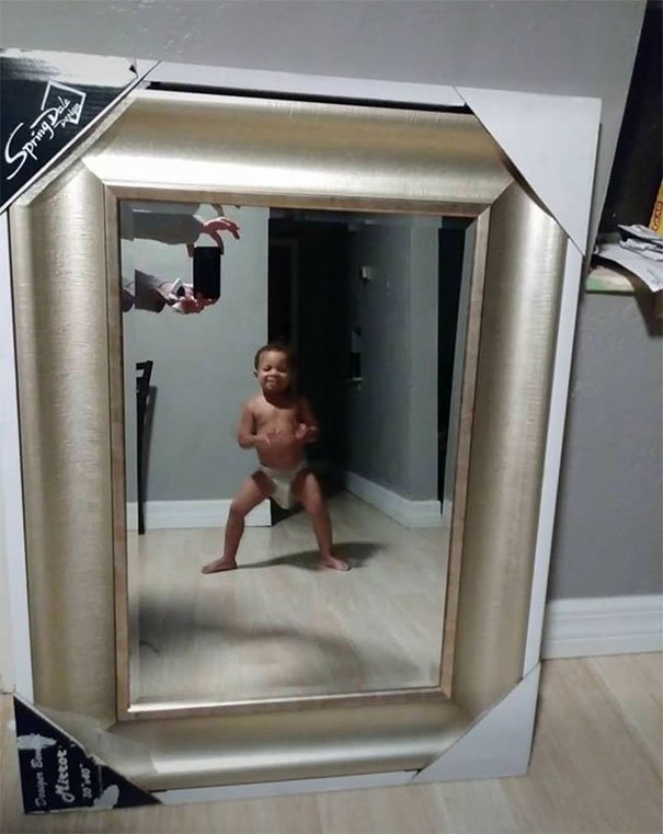 Люди фотографируют зеркала для продажи