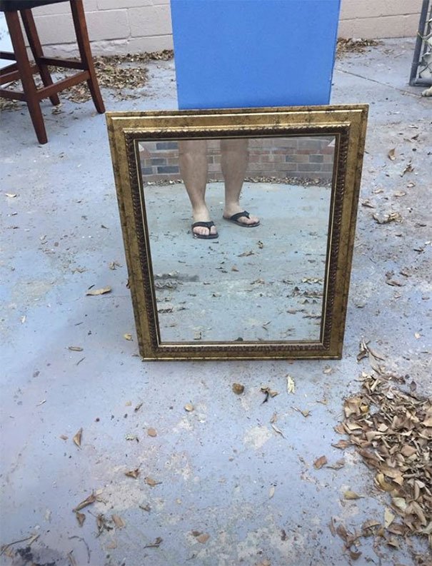 Люди фотографируют зеркала для продажи