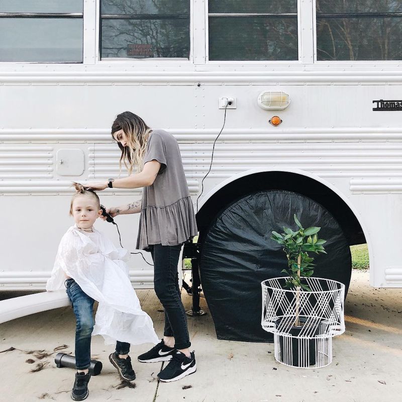 Родители превратили школьный автобус в дом на колесах, чтобы путешествовать с детьми