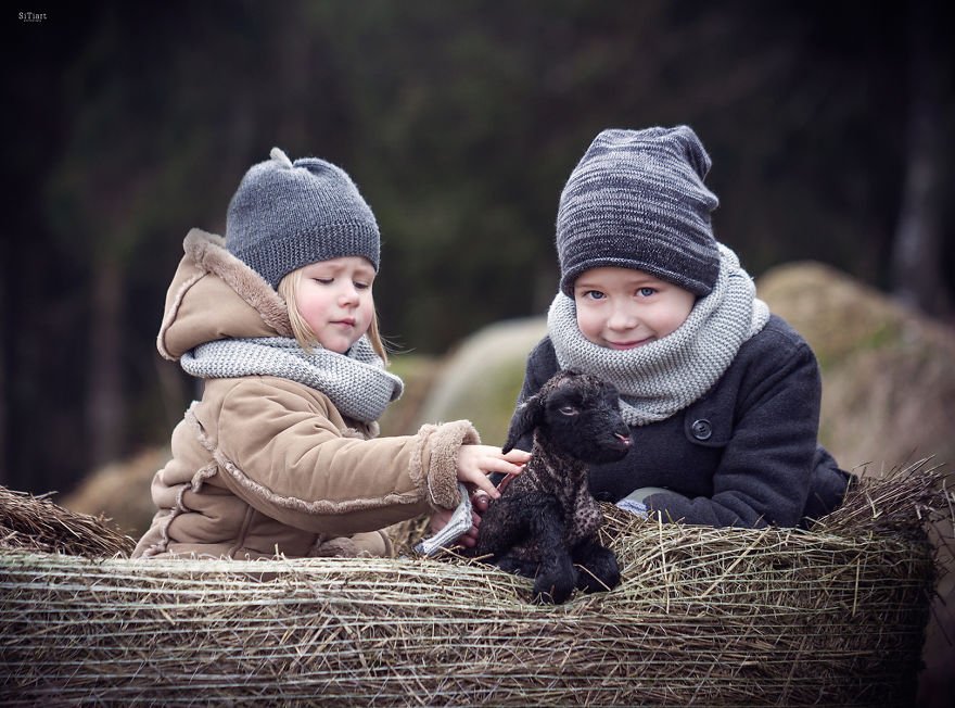 Трогательные малыши. Зима трогательные фотографии. Трогательные зимние фото. Трогательное фото вязание. Помощь ребенок милота.