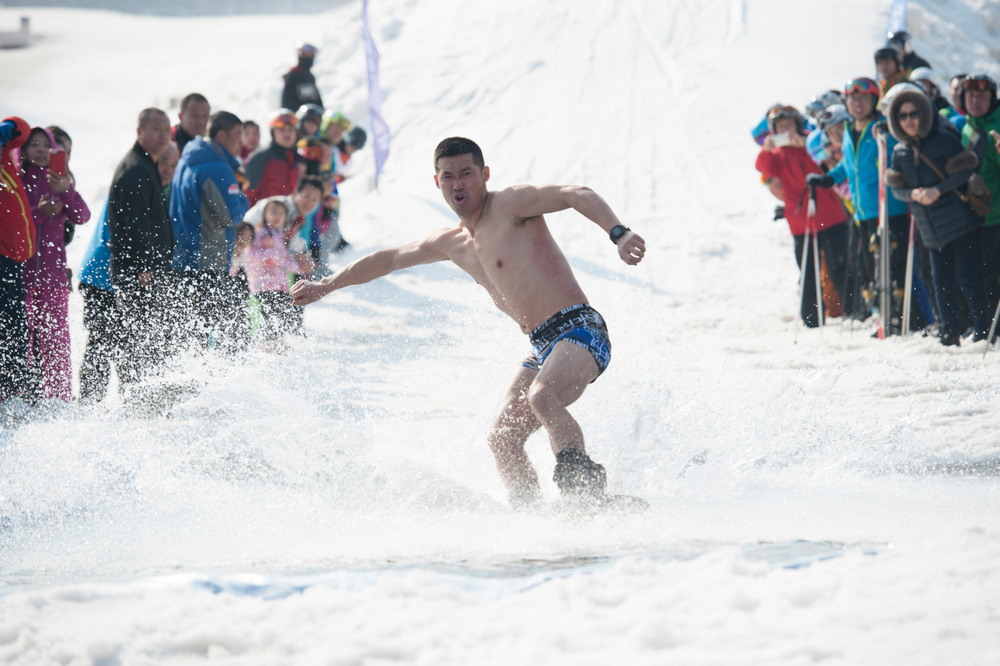 Веселый лыжный карнавал прошел в Китае