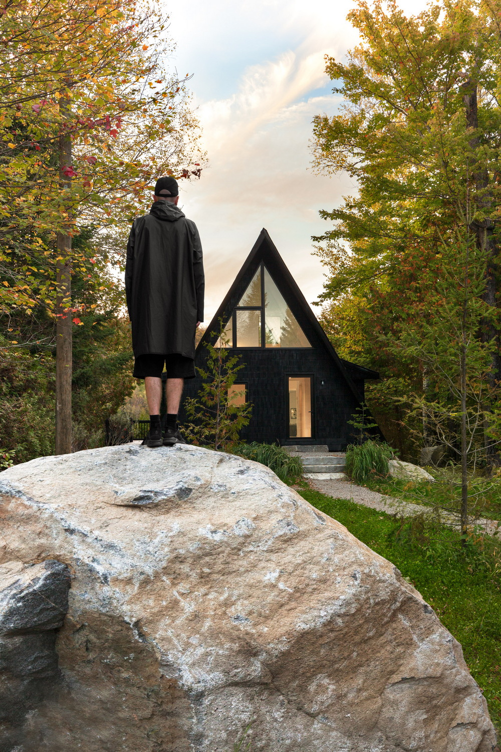 Каркасный домик возле лесного озера в Канаде