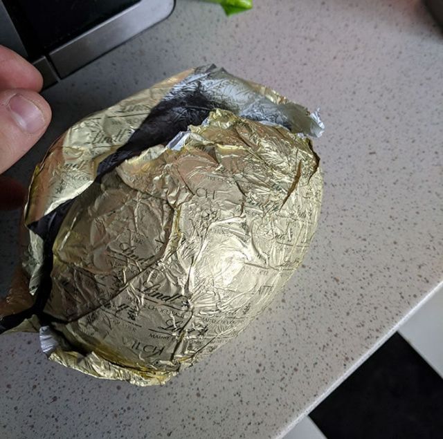 Первоапрельский розыгрыш с шоколадным яйцом