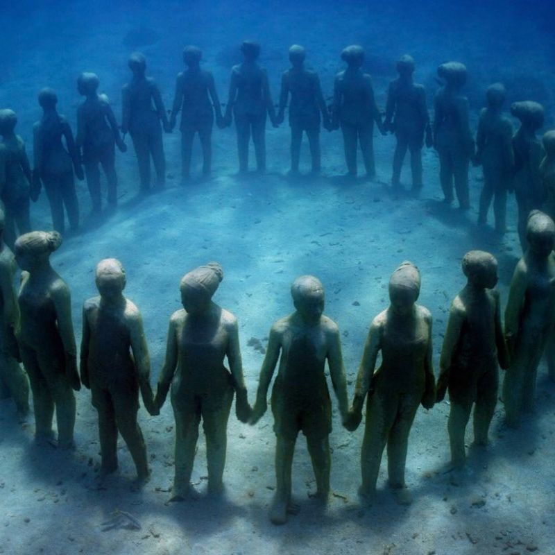Музей с 300 фигурами в натуральную величину на глубине 15 метров
