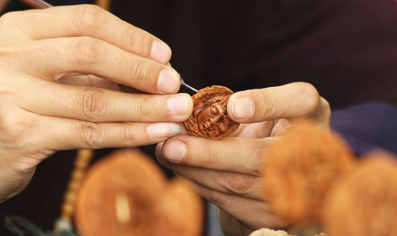 Художник превращает скорлупу грецкого ореха в произведения искусства