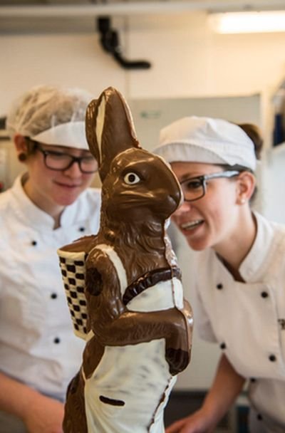 Как делают шоколадных зайцев