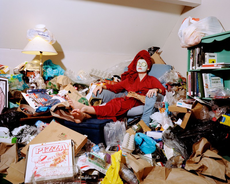 Фотограф завалил квартиры друзей мусором, чтобы показать, что мы творим с планетой