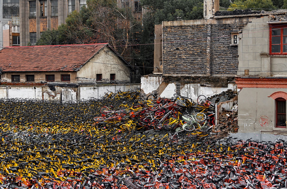 Кучи брошенных и сломанных велосипедов наводнили Китай