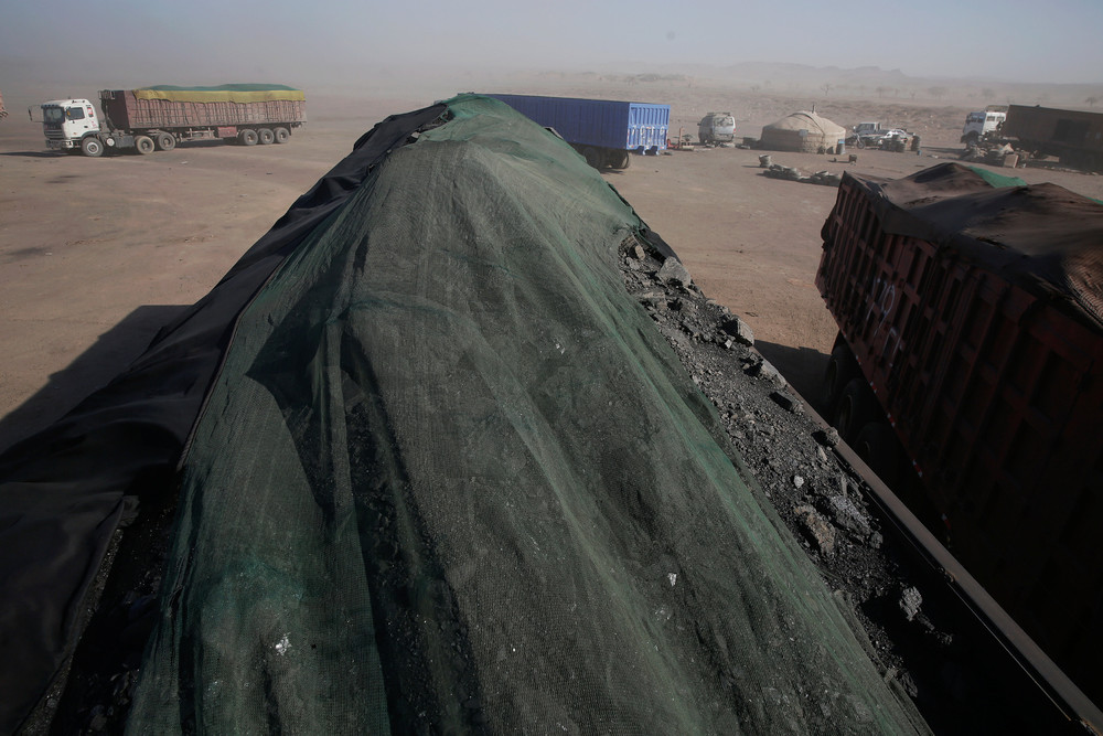 Нелегкий путь перевозчиков угля из Монголии в Китай