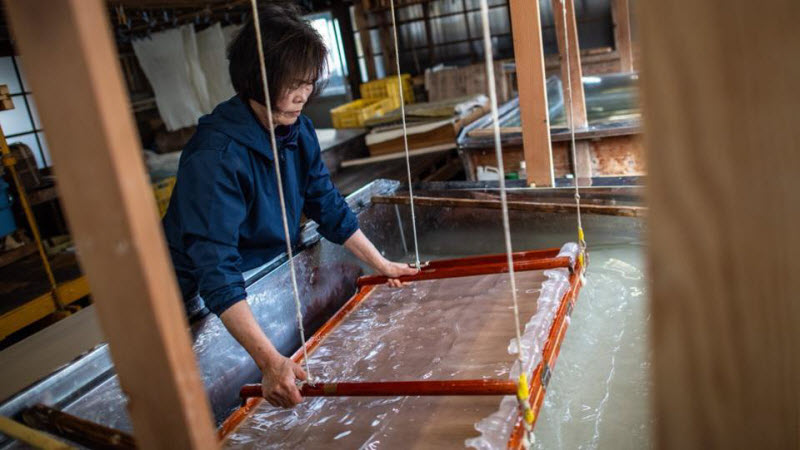 Изготовление традиционной бумаги в Японии