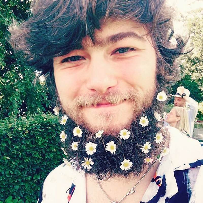 Мужчины и цветущие бороды