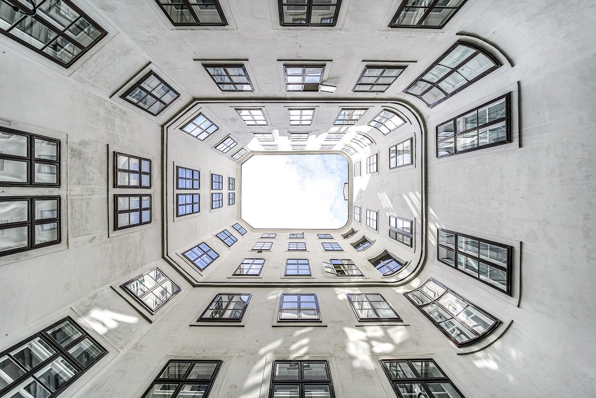 Симметрия зданий Вены в фотографиях Жолта Хлинки