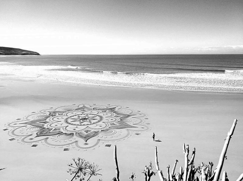 Колоссальные рисунки на пляжах от Сэма Дугадоса