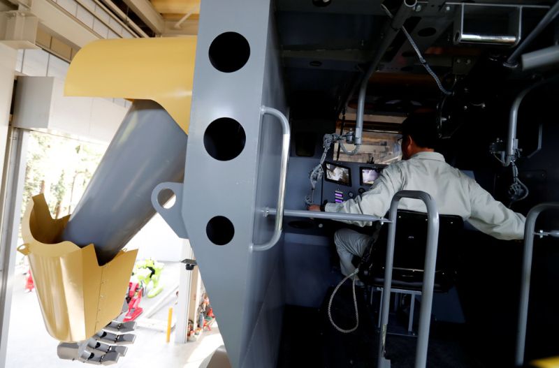 Японский инженер собрал 9-метрового двуногого робота с пушкой