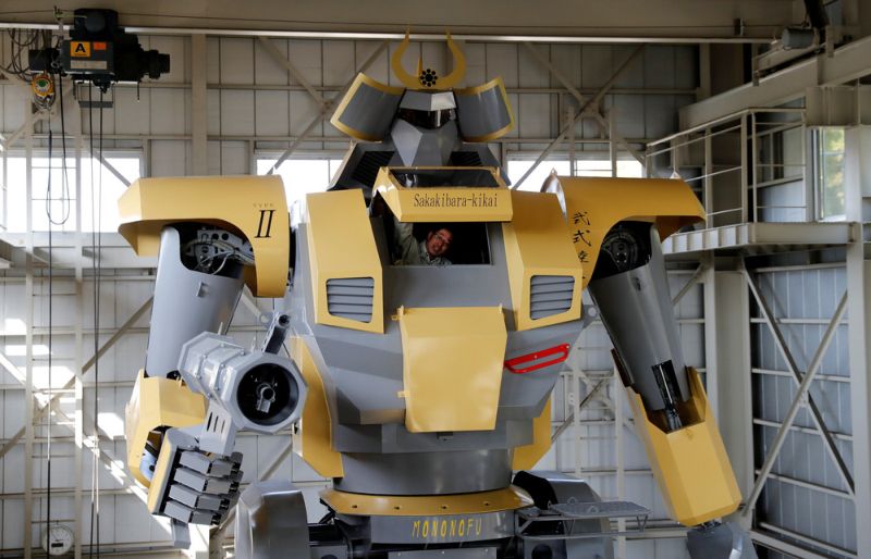 Японский инженер собрал 9-метрового двуногого робота с пушкой