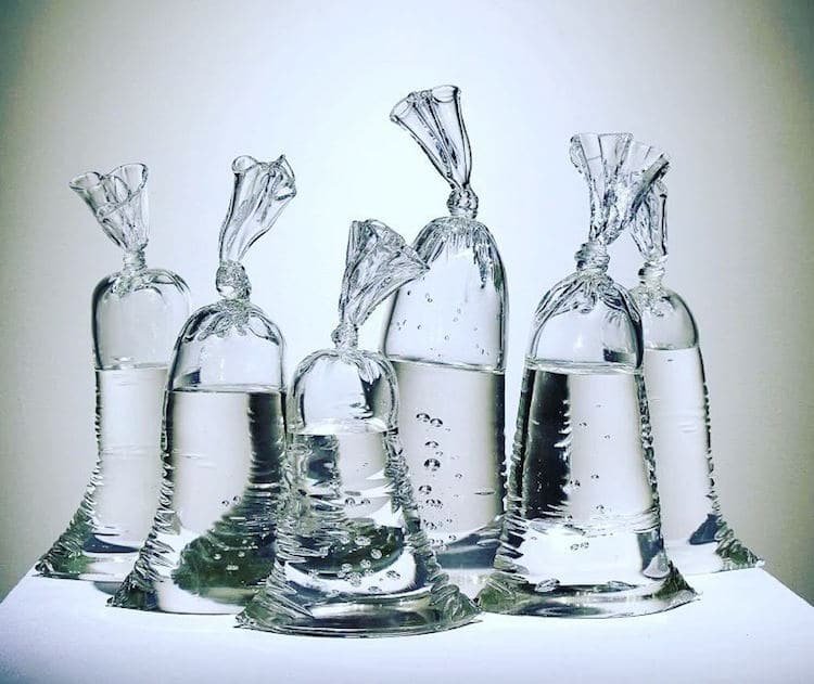 Стеклянные кульки с водой от Дилана Мартинеса