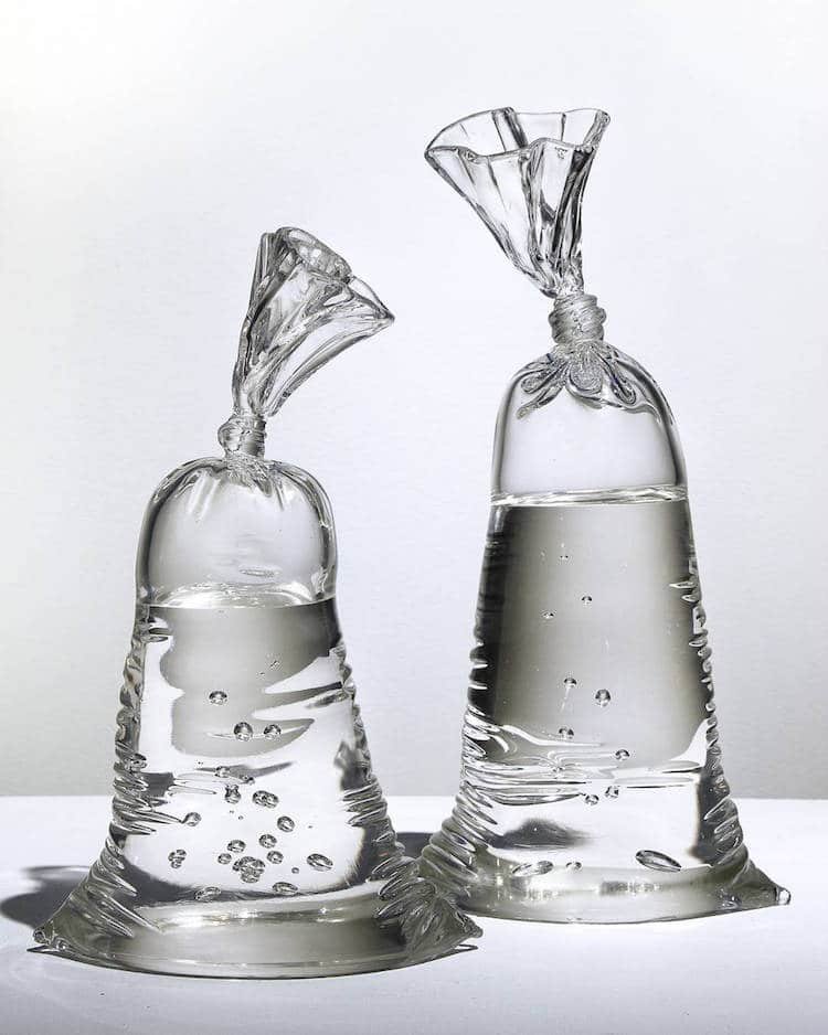 Стеклянные кульки с водой от Дилана Мартинеса